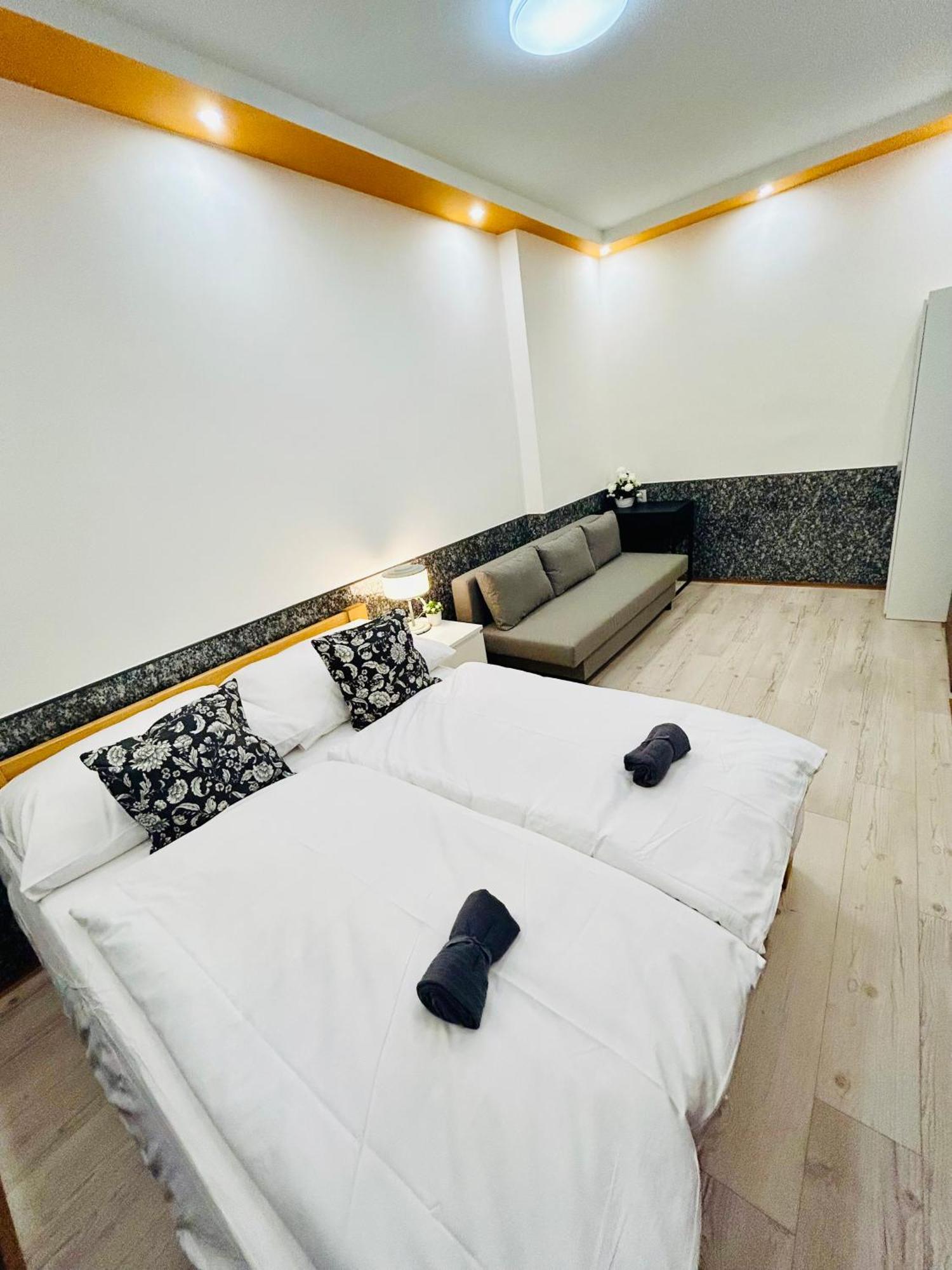 Modern Spacious Apartment In Center פראג מראה חיצוני תמונה